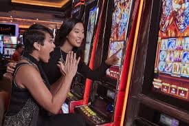 Dealer profesional kami tersedia sepanjang waktu Dealer profesional menyajikan kartu di meja Lightning Baccarat